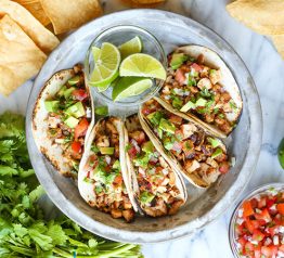 Contaremos con la presencia de invitados que aseguran calidad y sabor: Moksha Kombucha: El toque refrescante y saludable. Cervecería Q-45 (Antuco): Cerveza artesanal de la cordillera. ¡Un plan perfecto de gastronomía y bebidas únicas!